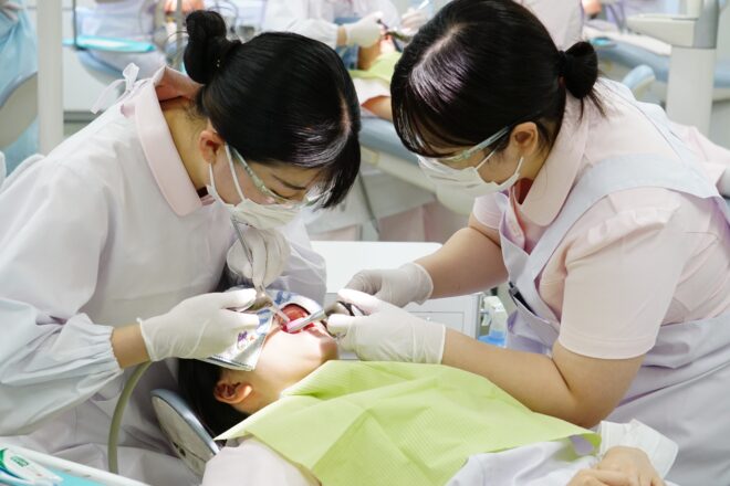 47期生がバキューム実習の相互実習を行いました | 大阪歯科衛生士専門学校